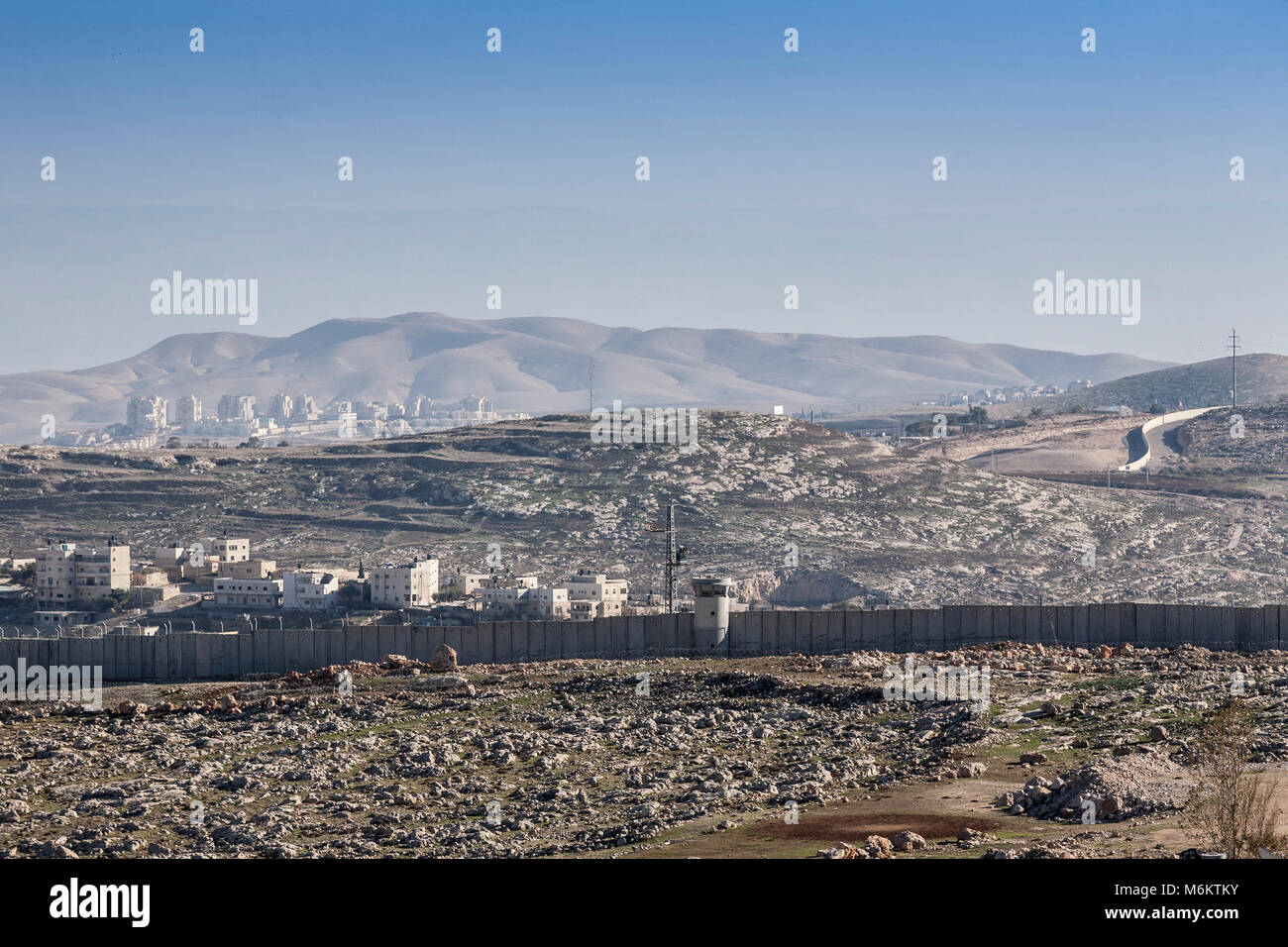 Gerusalemme, Palestina, 12 Gennaio 2011: un muro di cemento costruito da Israele per fermare il pendolarismo palestinesi a Gerusalemme Est. Secondo la International l Foto Stock