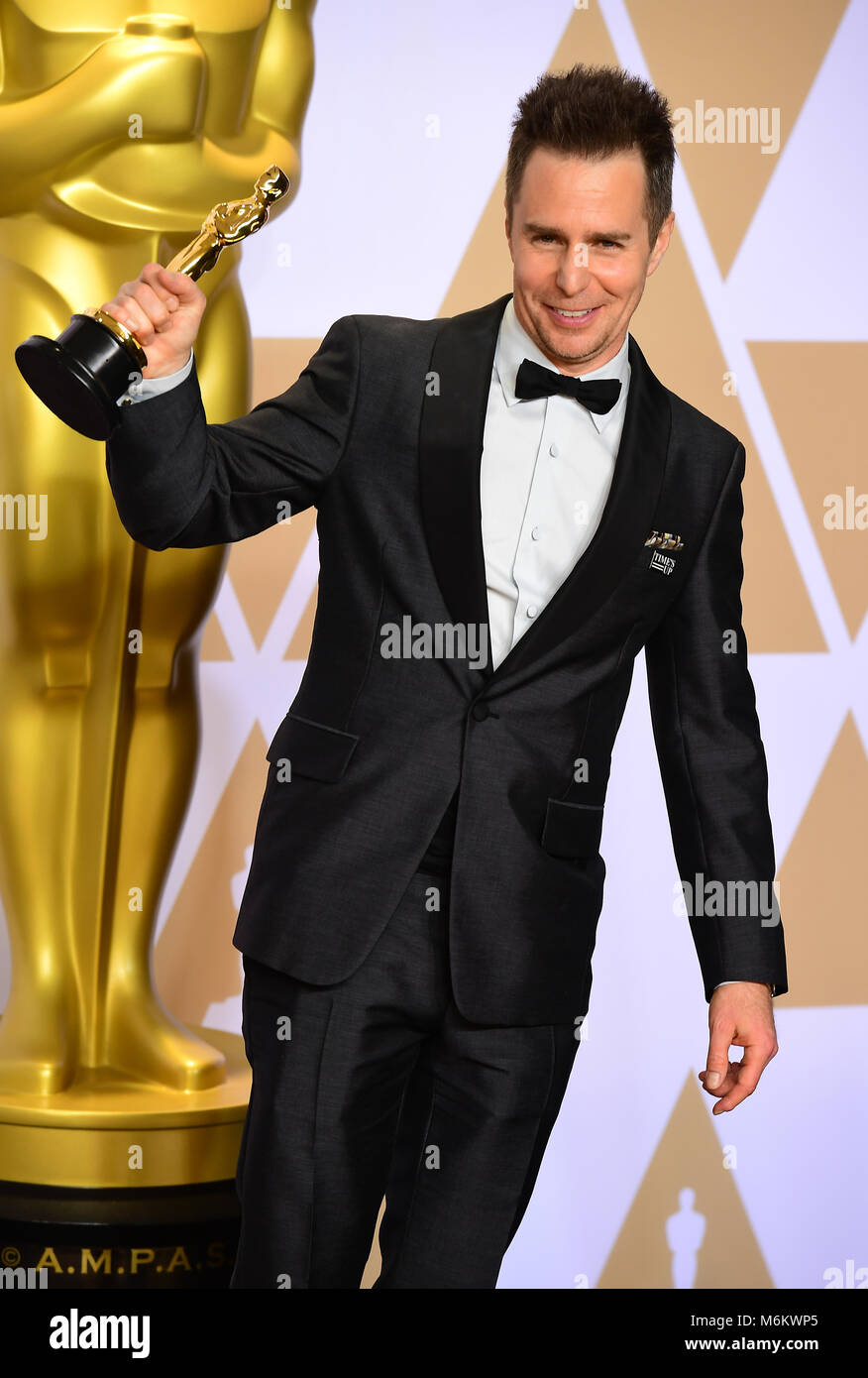 Sam Rockwell con il suo premio per il miglior attore non protagonista per tre cartelloni pubblicitari al di fuori di calo, Missouri. in sala stampa al novantesimo Academy Awards tenutosi presso il Teatro Dolby in Hollywood, Los Angeles, Stati Uniti d'America. Foto Stock