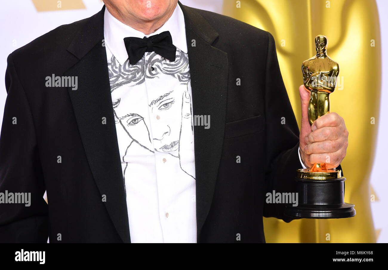 James Ivory con la sua sceneggiatura adattata Oscar per la funzione Chiama utente con il vostro nome nella sala stampa al novantesimo Academy Awards tenutosi presso il Teatro Dolby in Hollywood, Los Angeles, Stati Uniti d'America.Â Foto Stock