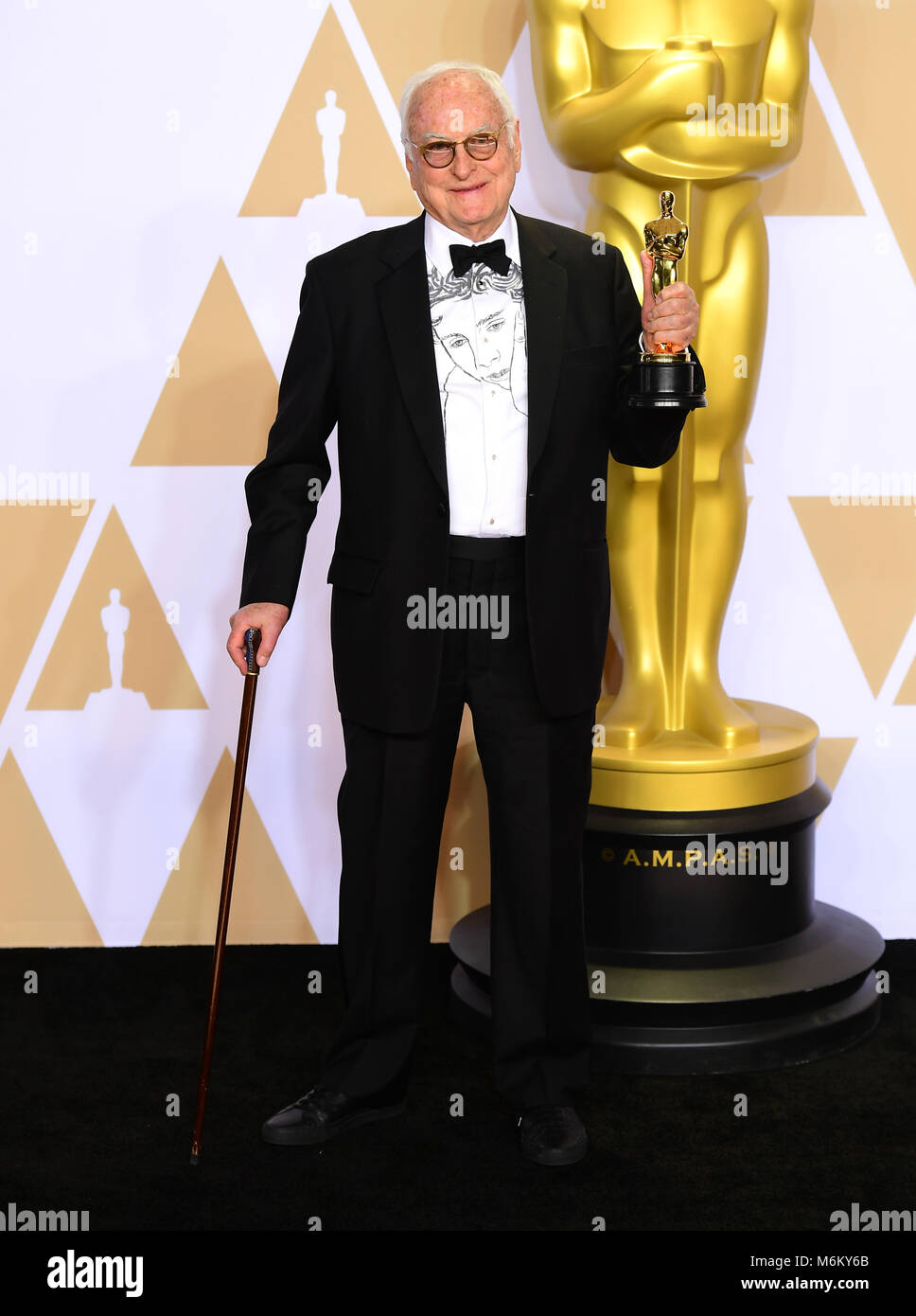 James Ivory con la sua sceneggiatura adattata Oscar per la funzione Chiama utente con il vostro nome nella sala stampa al novantesimo Academy Awards tenutosi presso il Teatro Dolby in Hollywood, Los Angeles, Stati Uniti d'America.Â Foto Stock