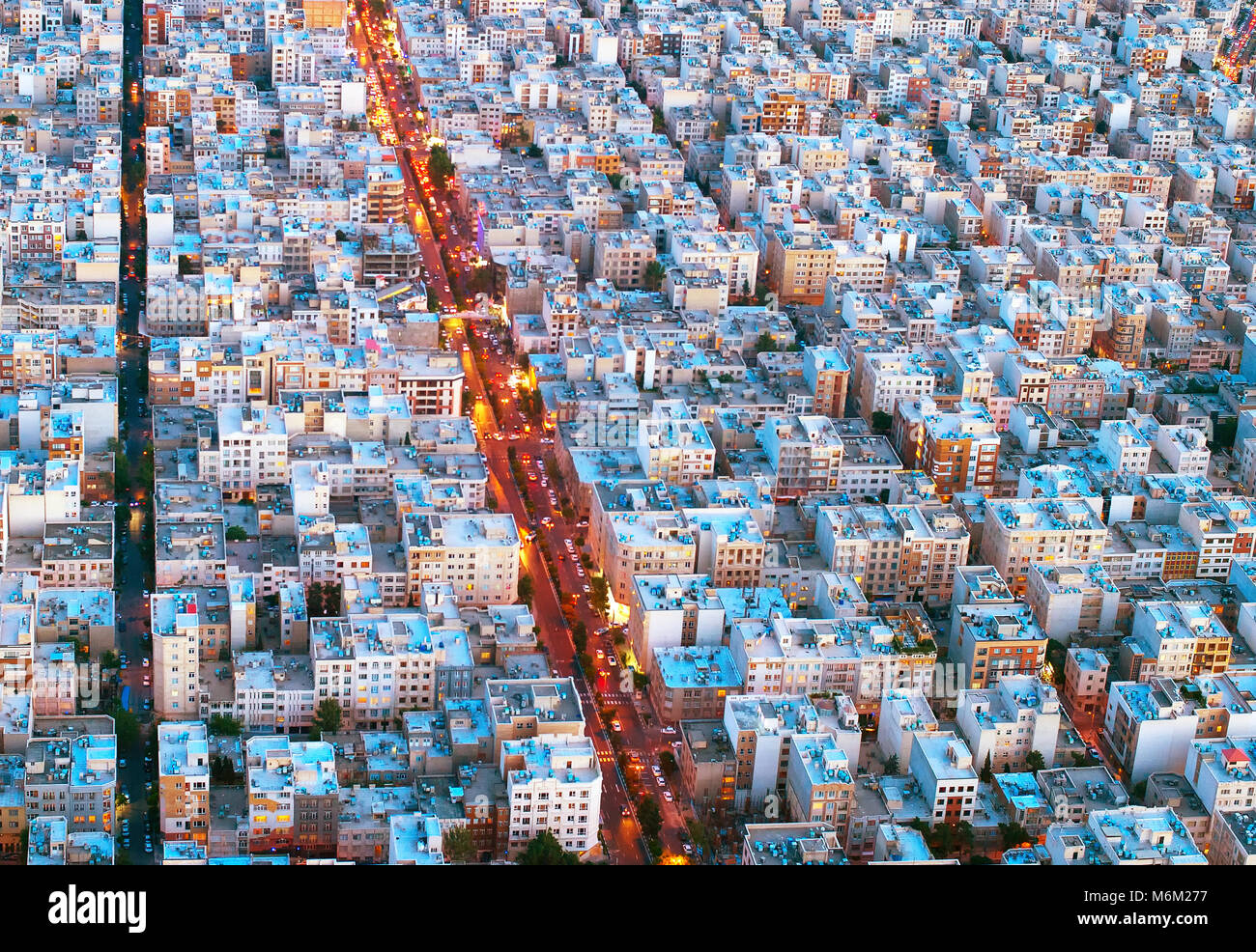 Vista aerea di Teheran dalla torre Milad al crepuscolo. Iran Foto Stock