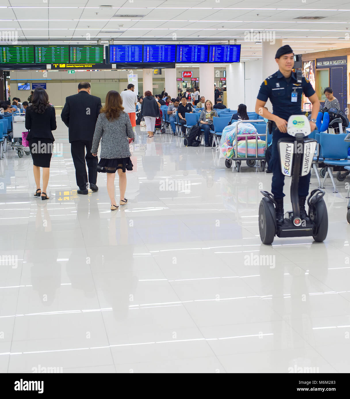 BANGKOK, Tailandia - 13 gennaio 2017: i passeggeri a sala attesa nel Don Mueang airport. L'aeroporto è considerato essere Asia più antica airp operativo Foto Stock