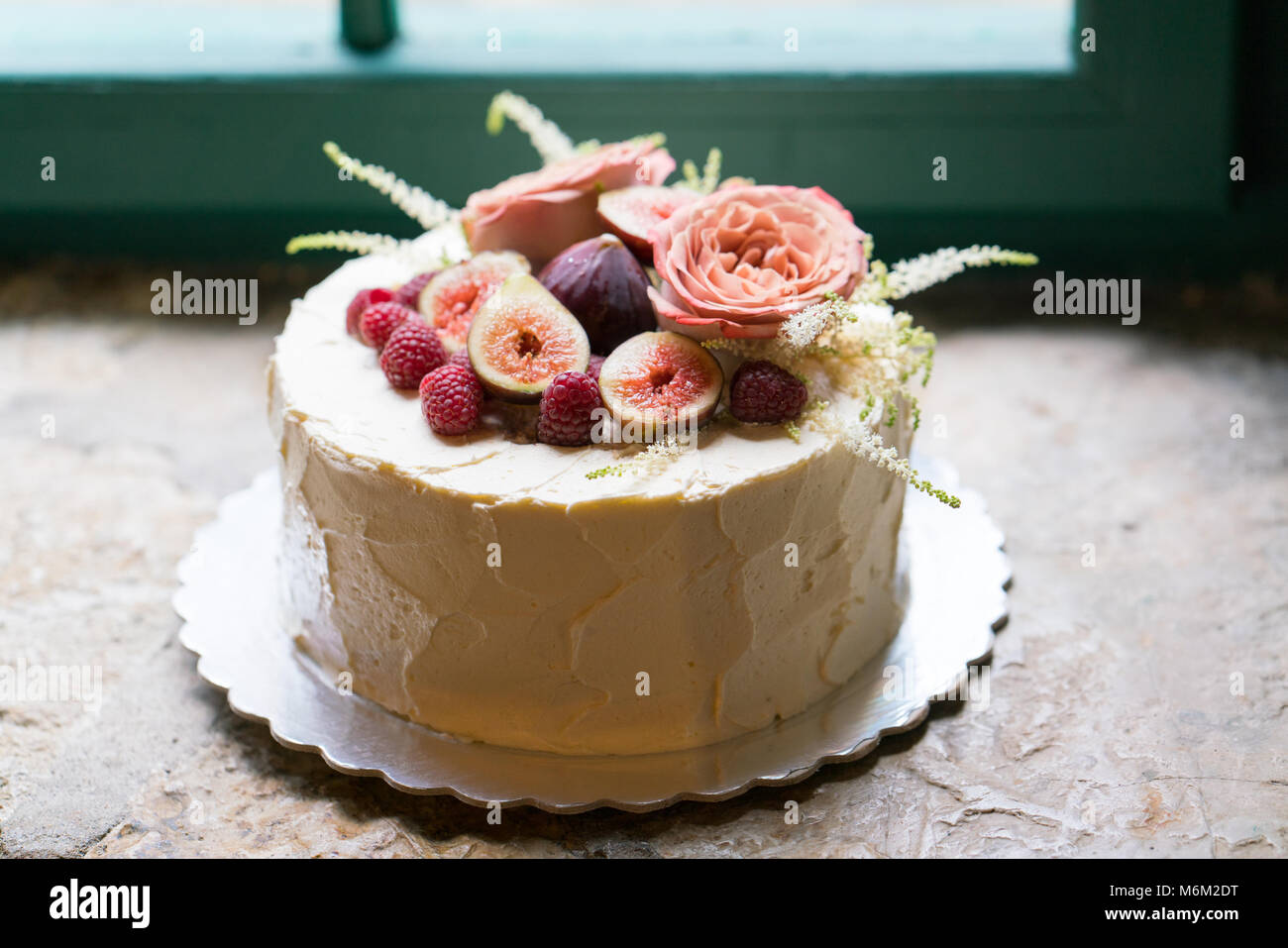 In casa torta nuziale decorata con fiori e frutta Foto stock - Alamy