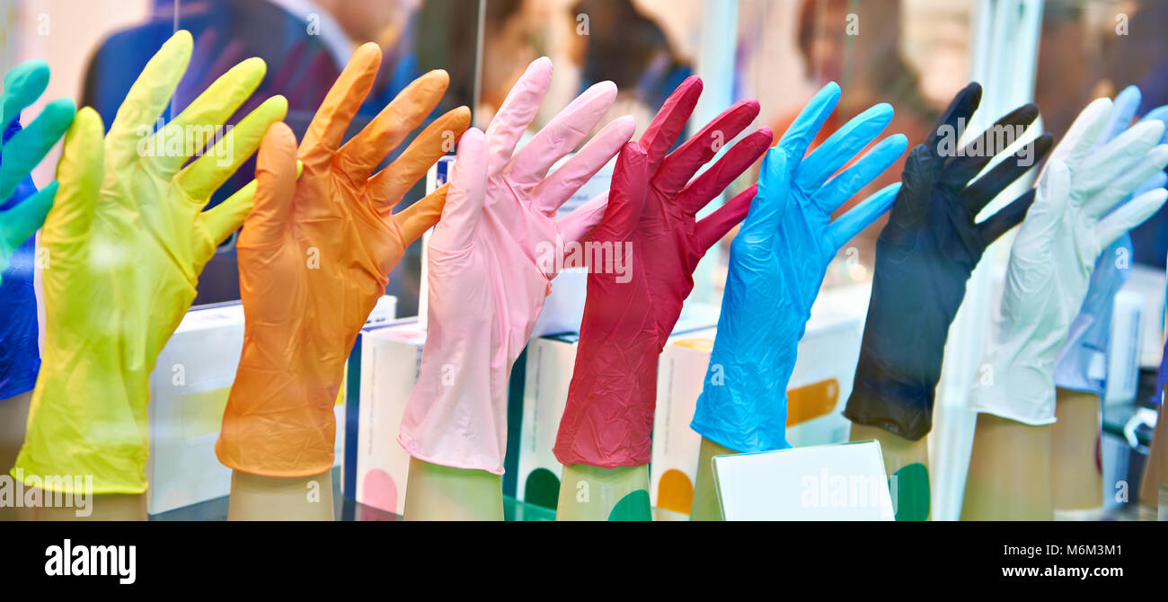 Medical in nitrile senza polvere guanti in store Foto Stock