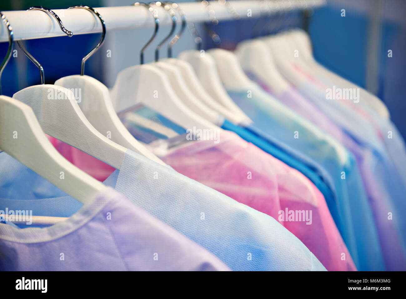 Un tempo di Medico camici chirurgici su appendiabiti Foto Stock