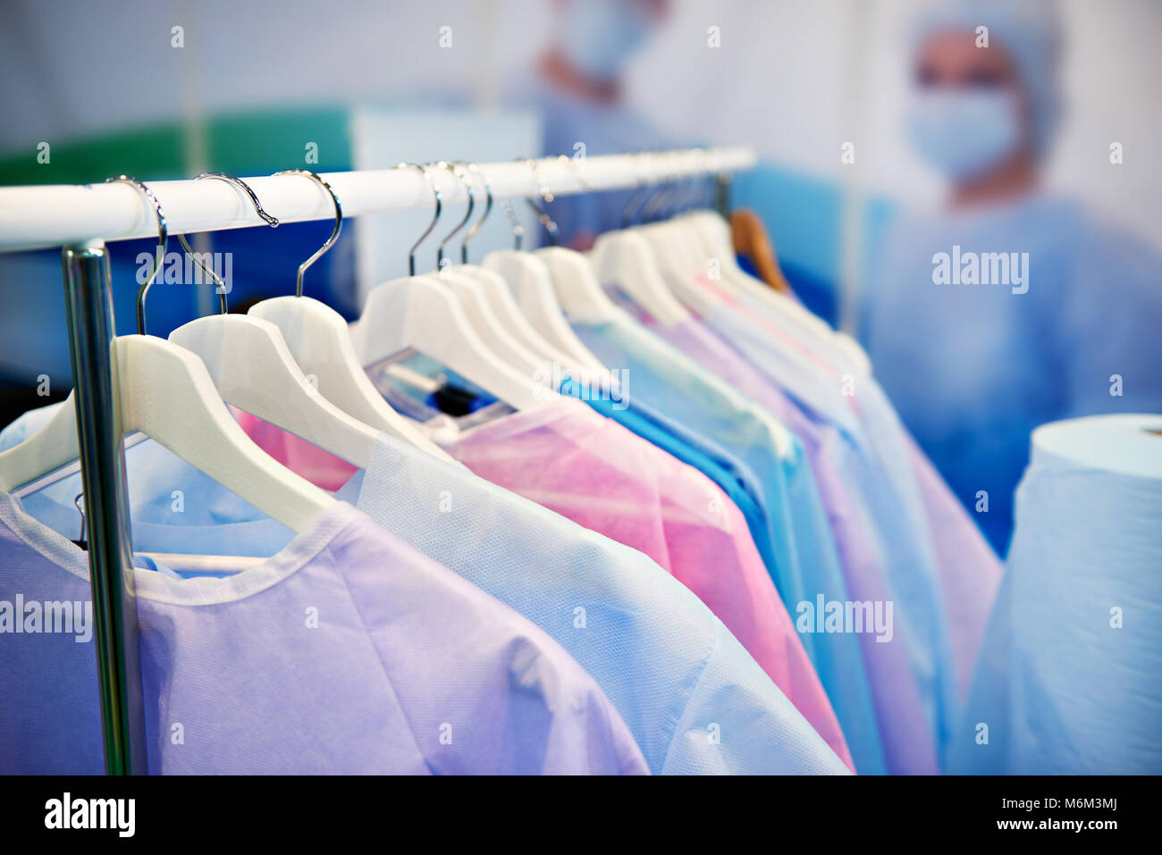Un tempo di Medico camici chirurgici su appendiabiti Foto Stock
