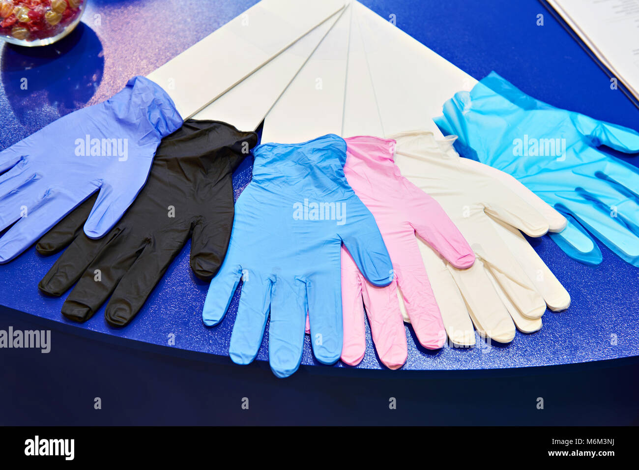 Medical in nitrile senza polvere guanti in store Foto Stock