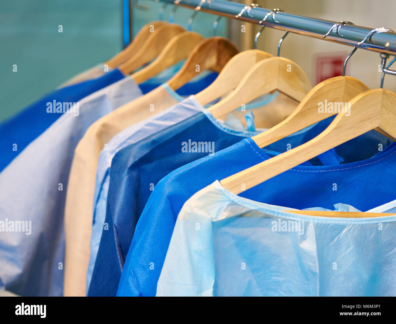 Un tempo di Medico camici chirurgici su appendiabiti Foto Stock