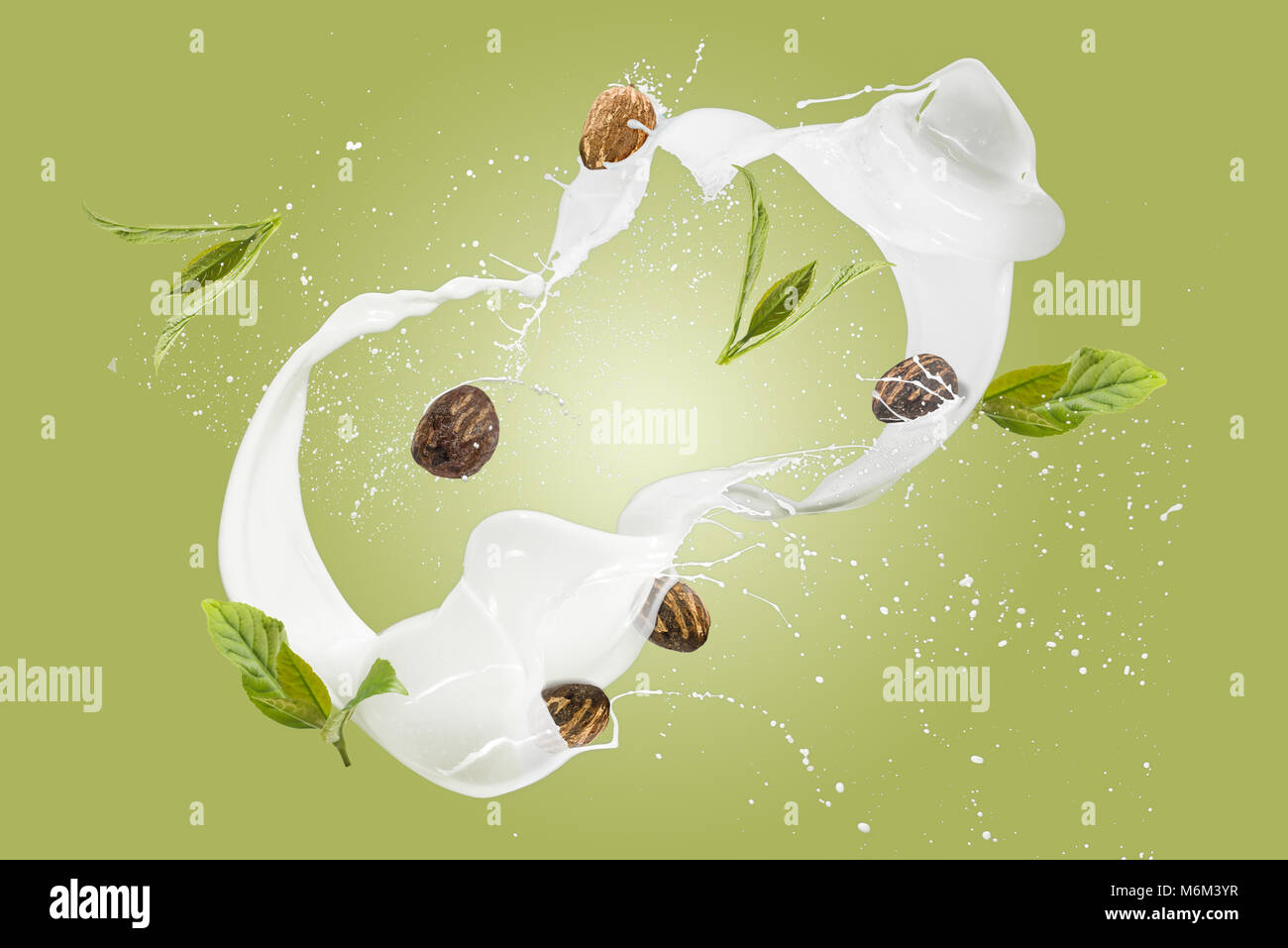 Il Burro di Karité dadi e lasciare con crema splash su sfondo blu Foto Stock