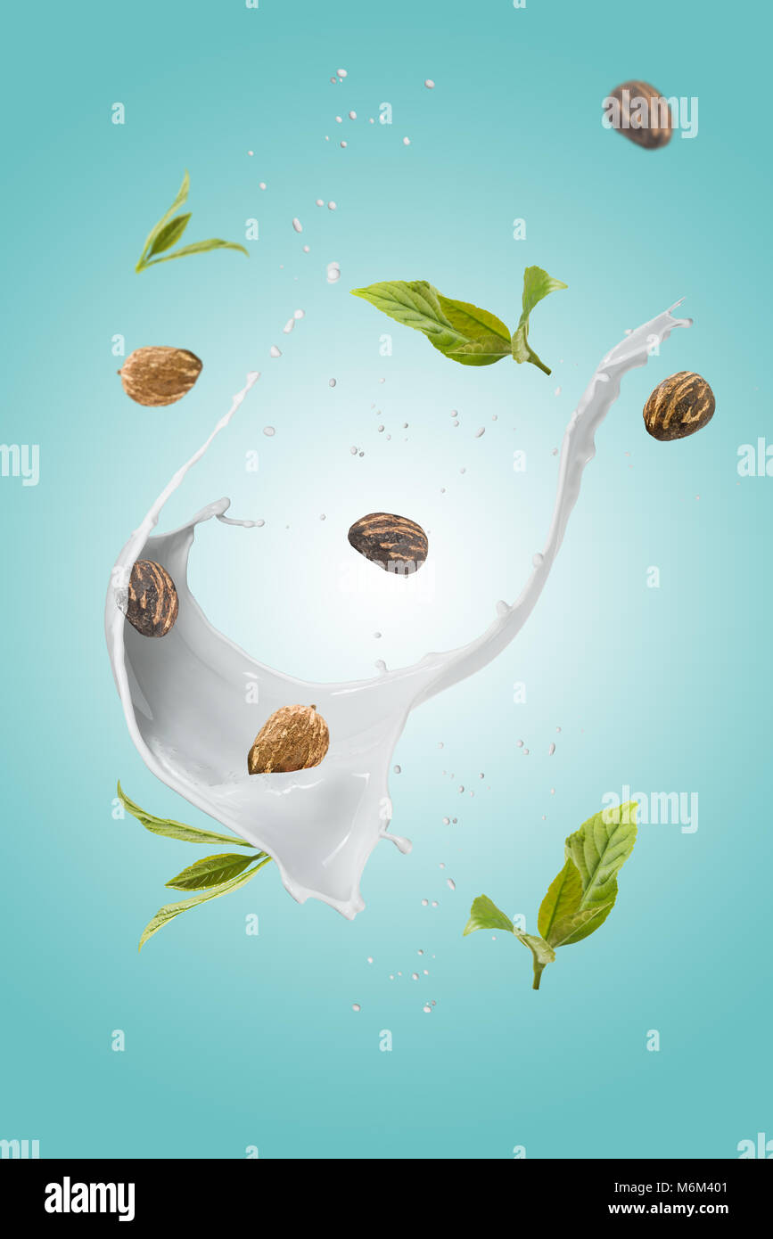 Il burro di karité e splash su sfondo blu Foto Stock