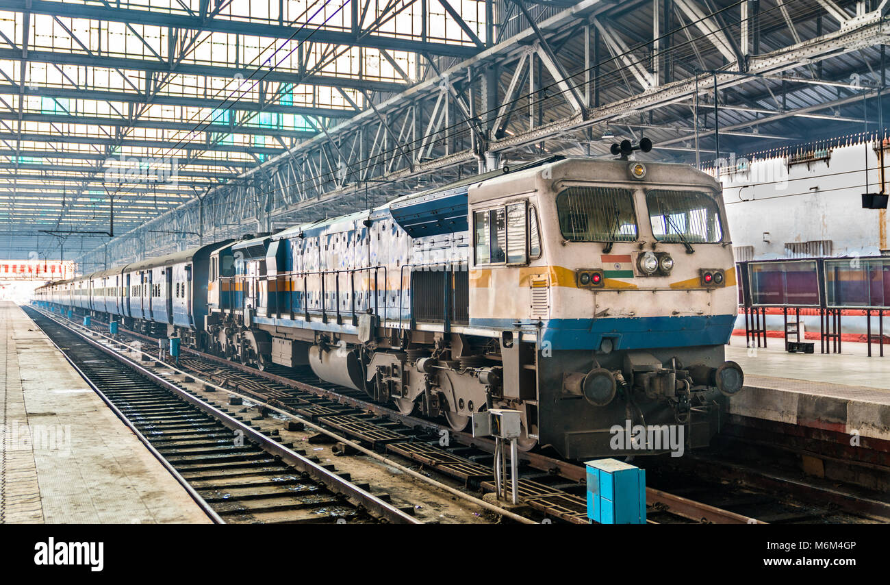 Treni passeggeri in corrispondenza di Chhatrapati Shivaji Maharaj Terminus a Mumbai Foto Stock