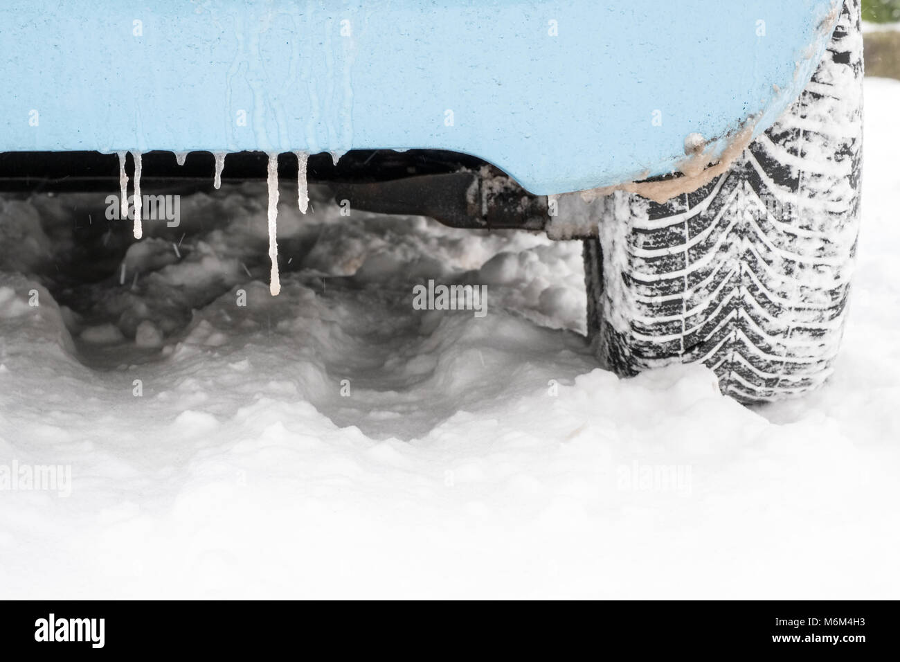 Auto della ruota e pneumatico in inverno la neve Foto Stock