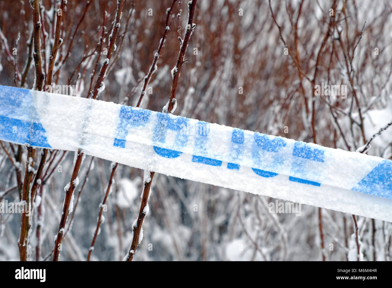 Nastro di polizia sulla scena di un inverno di incidente stradale, Buxton, Derbyshire Foto Stock