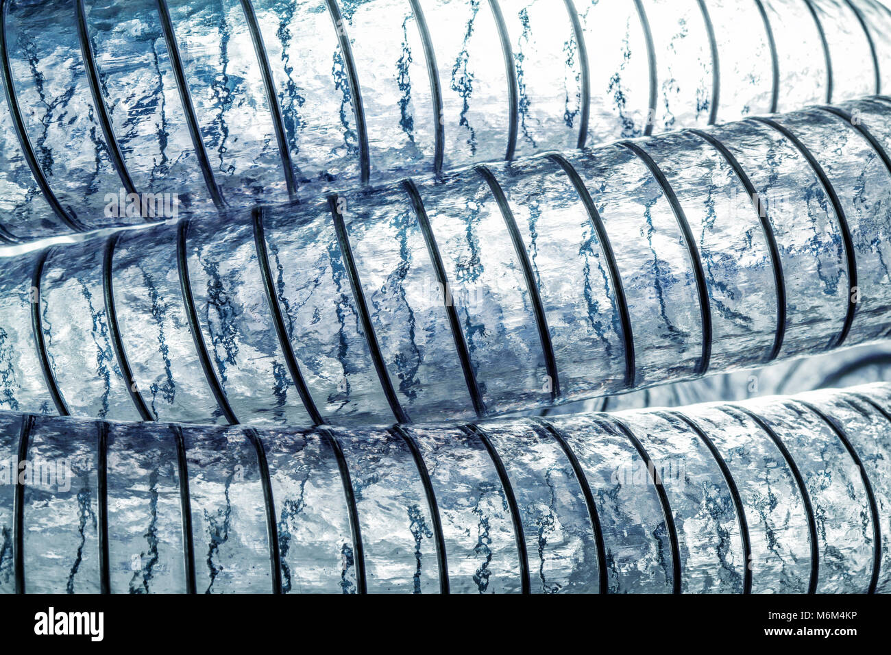 Spirale tubo in PVC dettaglio sullo sfondo Foto Stock