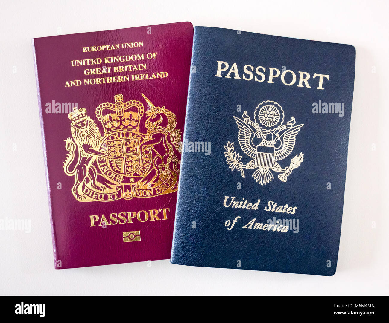 Chiusura del Regno Unito (UK) e Stati Uniti (US, USA, America) Passaporti su sfondo bianco. Illustra il concetto di USA e Regno Unito rapporto Foto Stock