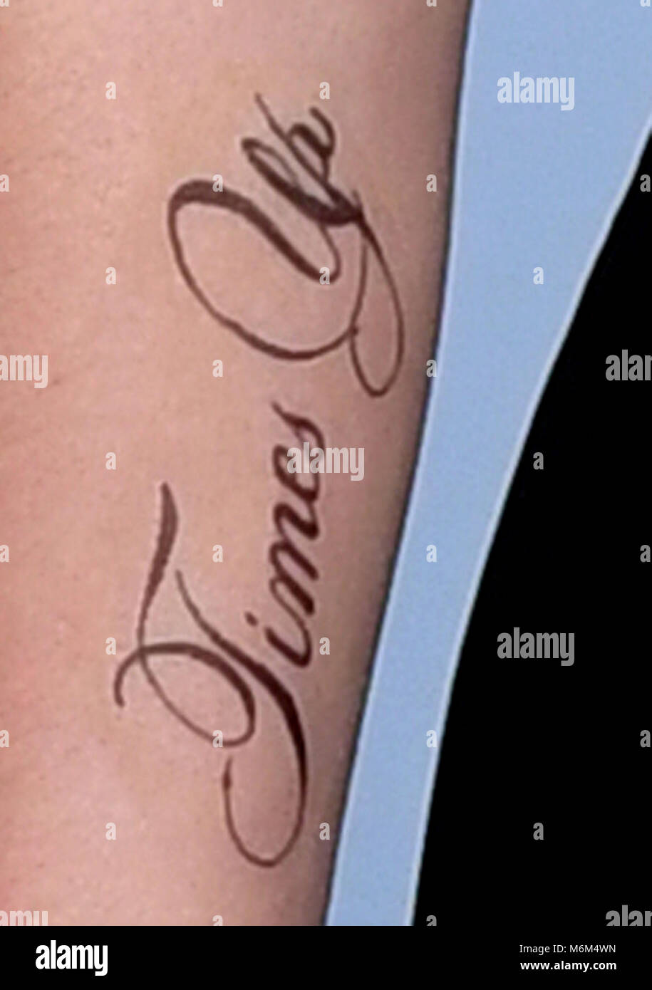 Un primo piano di un tatuaggio Time's Up su Emma Watson quando è arrivata al Vanity Fair Oscar Party tenutosi a Beverly Hills, Los Angeles, USA. Foto Stock
