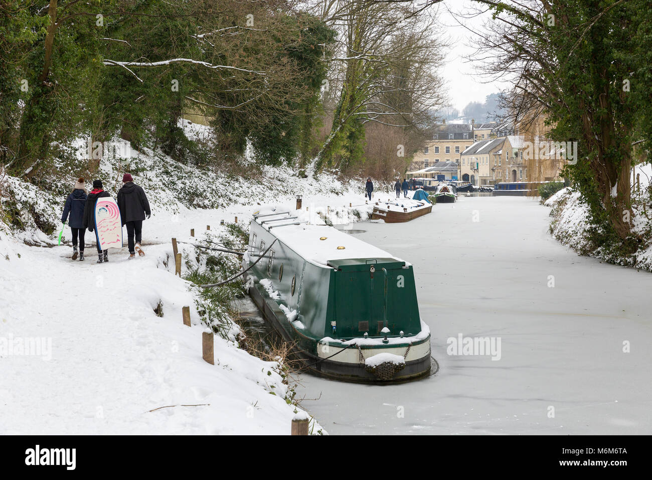 BATH, Regno Unito - 2 Marzo 2018 : la gente a piedi lungo la coperta di neve alzaia sulla congelati Kennet and Avon Canal vicino Deluxe Doubles Hill durante il big freeze Foto Stock