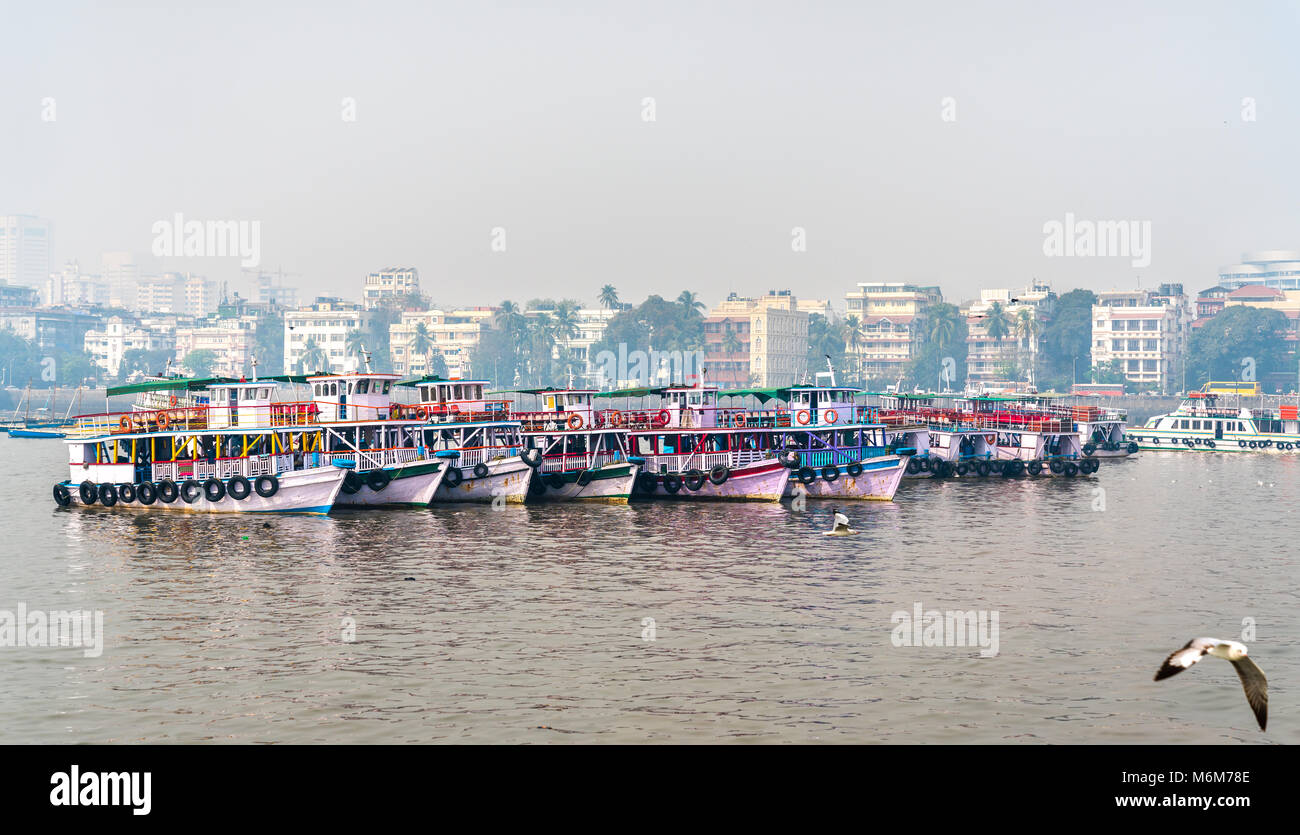 Traghetti vicino al Gateway of India in Mumbai, India Foto Stock