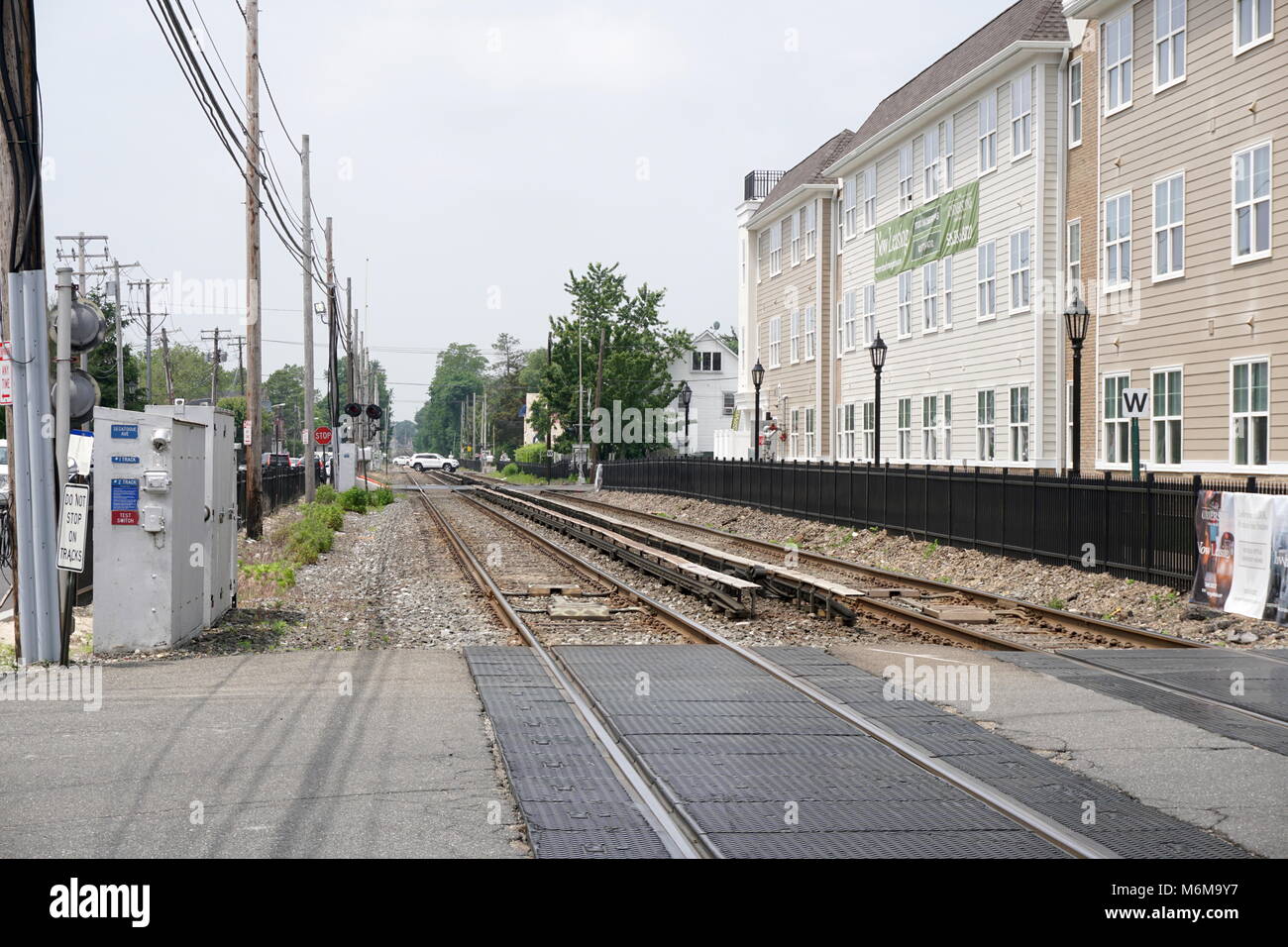 Farmingdale, NY - Giugno 4, 2016: guardando in direzione ovest verso il basso il LIRR Ronkonkoma binari a ramo passato di nuova costruzione e di progetto di rivitalizzazione del territorio nel lungo Foto Stock