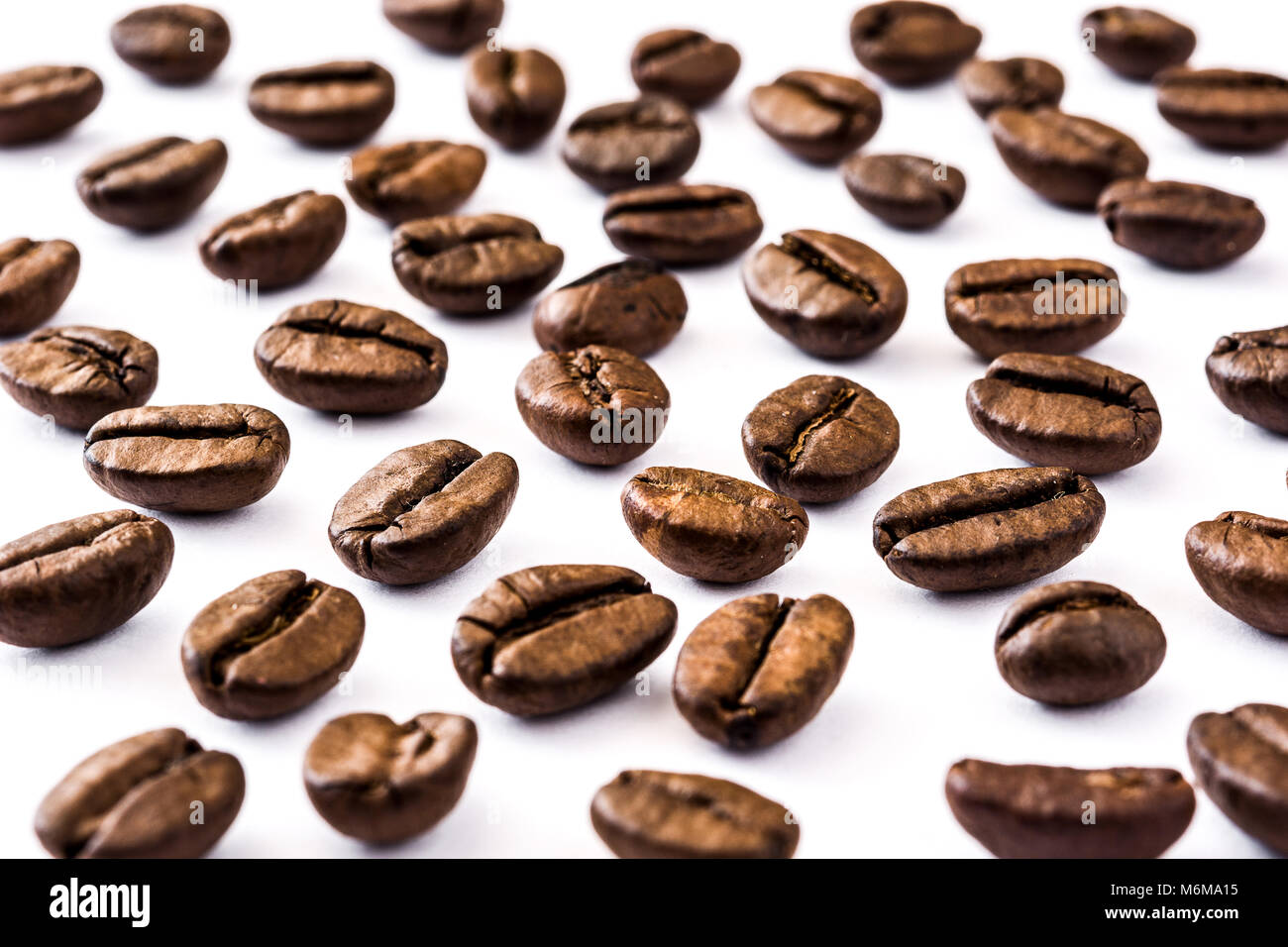 I chicchi di caffè pattern isolati su sfondo bianco. Vista superiore Foto Stock