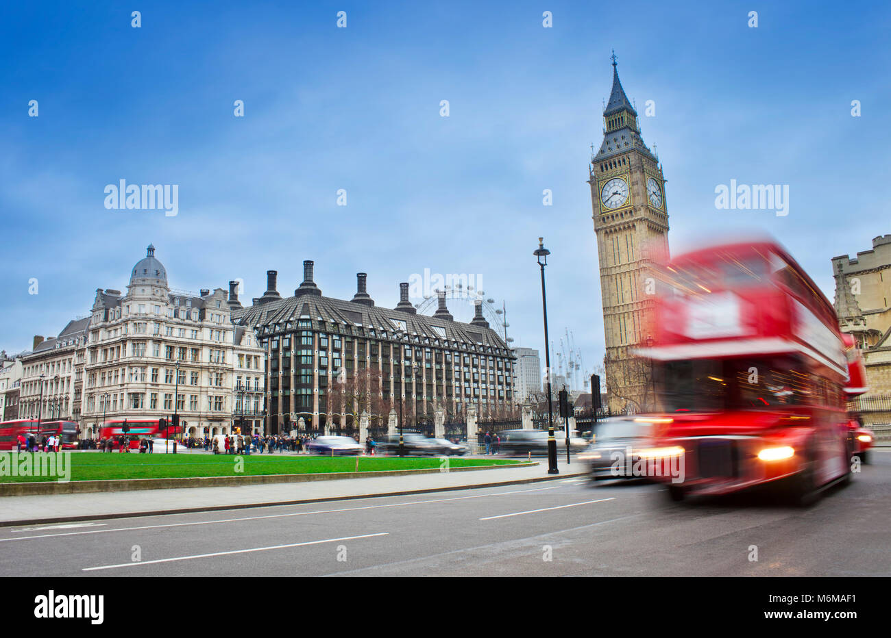 Il centro di Londra in scena con bus rosso e il Big Ben in background. Una lunga esposizione foto Foto Stock