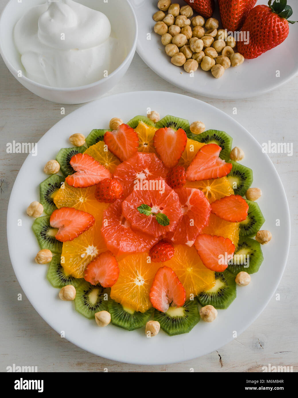 Un sano piatto di frutta con kiwi fragola arancia e pompelmo Foto Stock