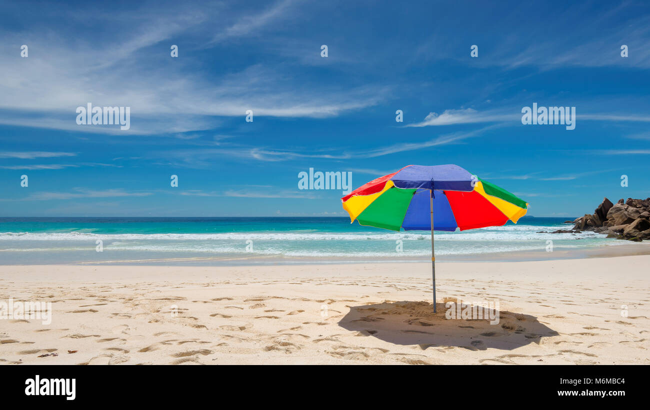 Ombrellone in spiaggia tropicale Foto Stock