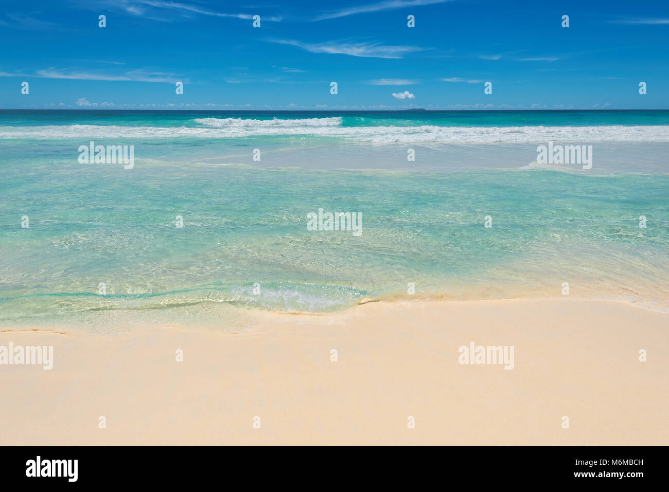 Bel mare e spiaggia di sabbia Foto Stock