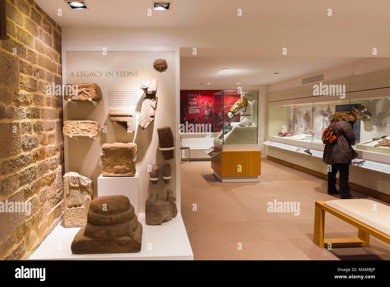 Vindolanda Museum, la vista di un display di frammenti di muratura romana nel Museo di Vindolanda, Northumberland, England, Regno Unito Foto Stock