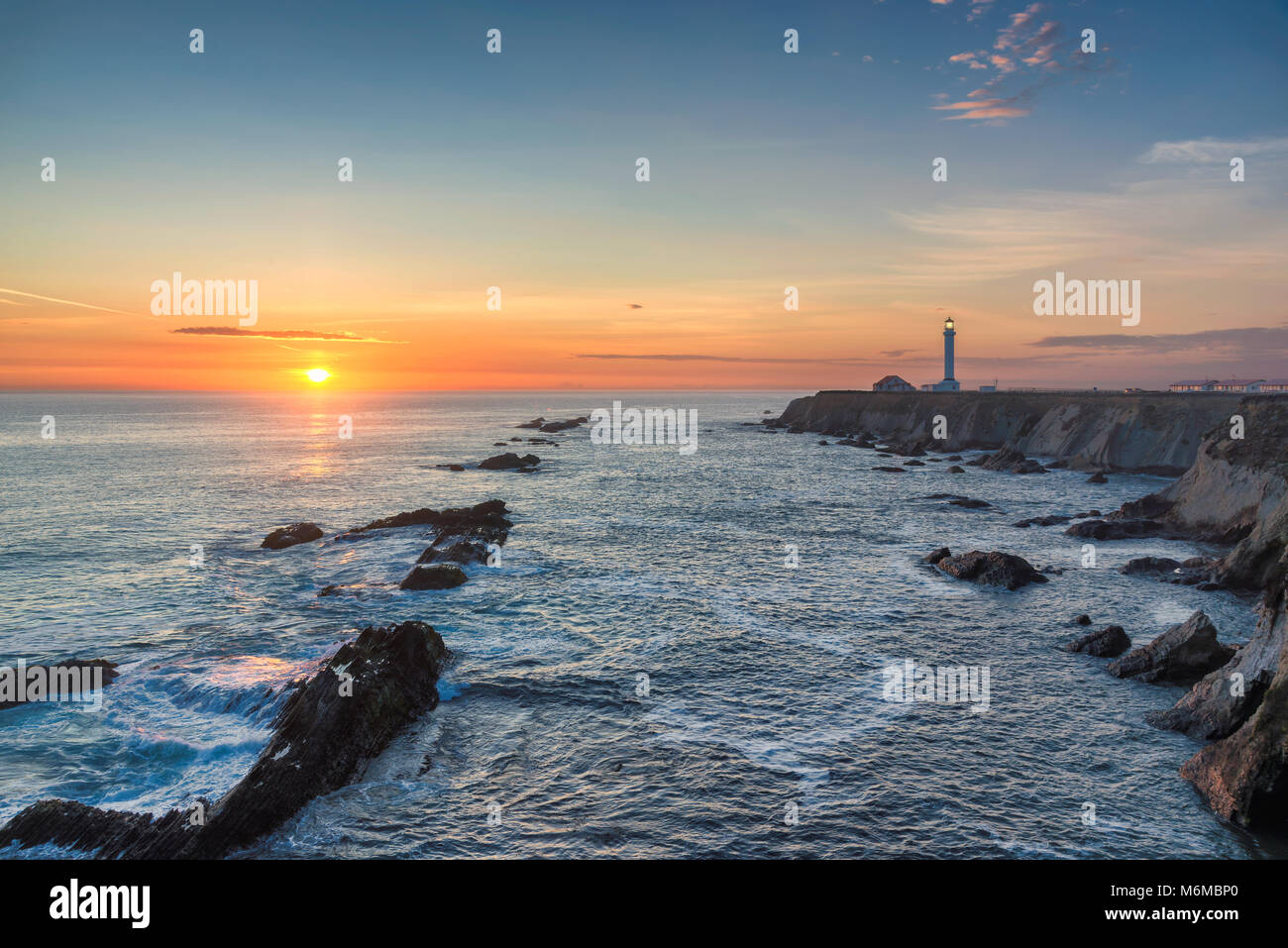 Punto Arena faro al tramonto in Mendocino County, California settentrionale costa. Foto Stock