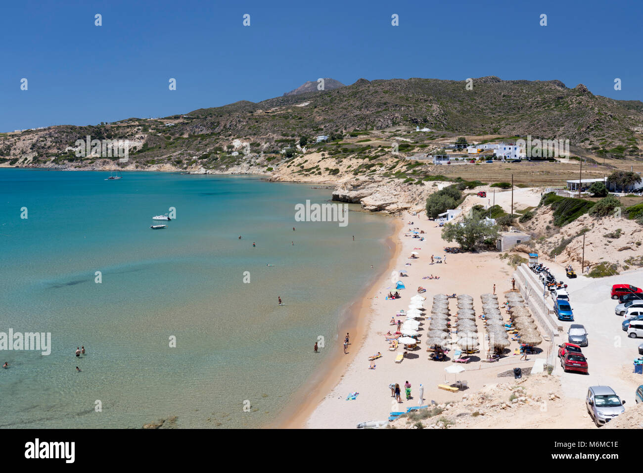 Provatas spiaggia e baia sulla costa sud, Milos, Cicladi, il Mare Egeo e le isole greche; Grecia; l'Europa Foto Stock