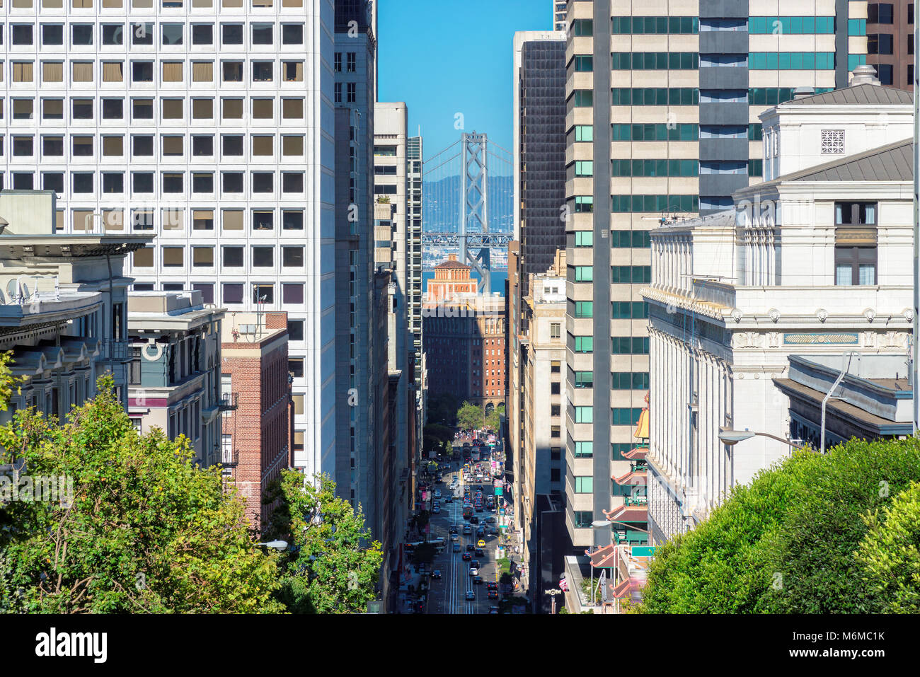 Skyline di San Francisco e di Oakland Bay Bridge sullo sfondo, San Francisco, CA. Foto Stock