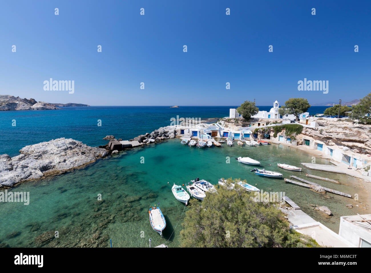Vista sul porto di pesca con barche e colorate case battello, Mandrakia, Milos, Cicladi, il Mare Egeo e le isole greche; Grecia; l'Europa Foto Stock