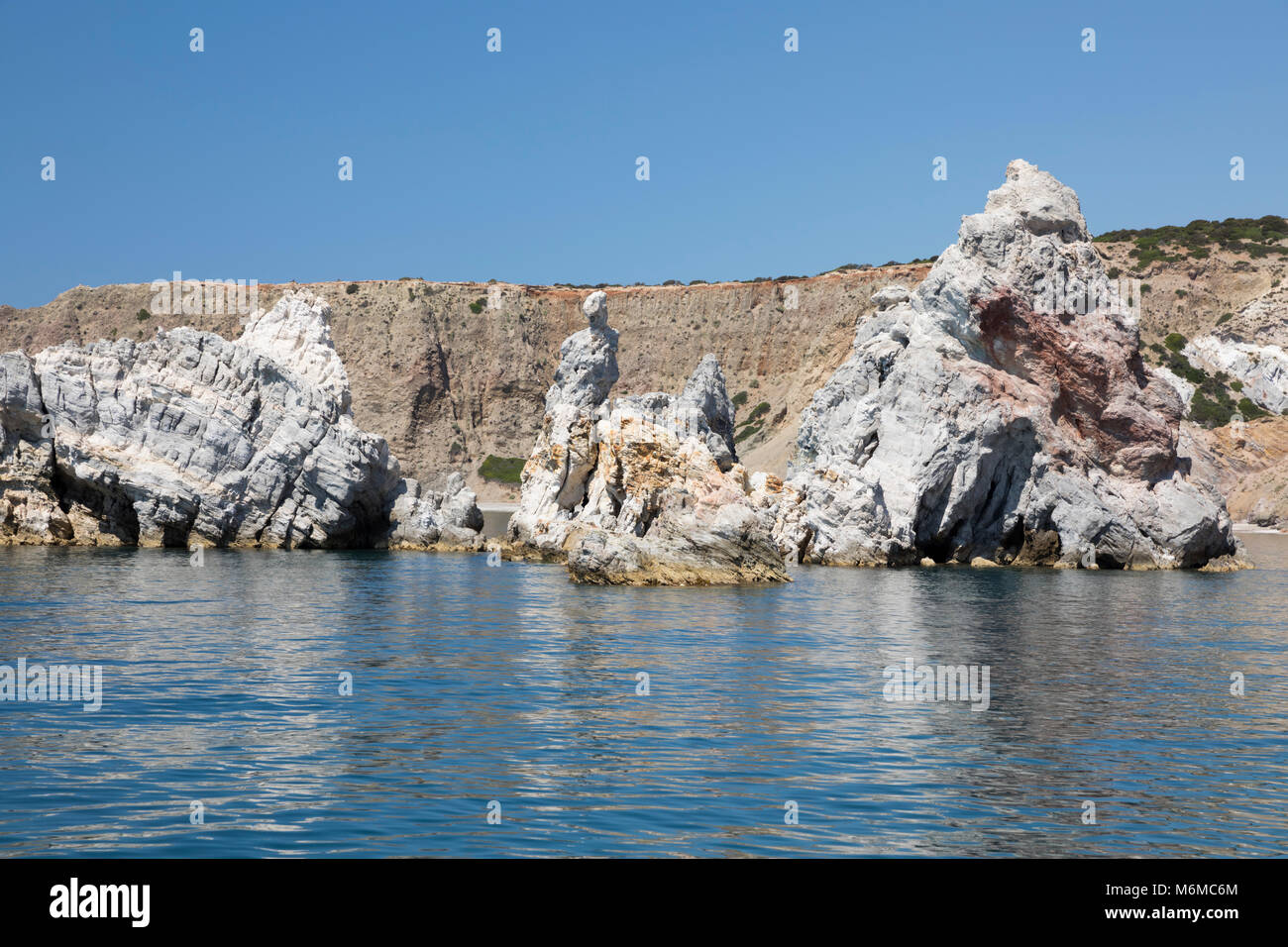 Le formazioni rocciose sulla costa sud orientale dell isola con la roccia che assomiglia a famosa statua della Venere di Milo, vicino Paliochori Milos, Cicladi Mar Egeo, greco Foto Stock