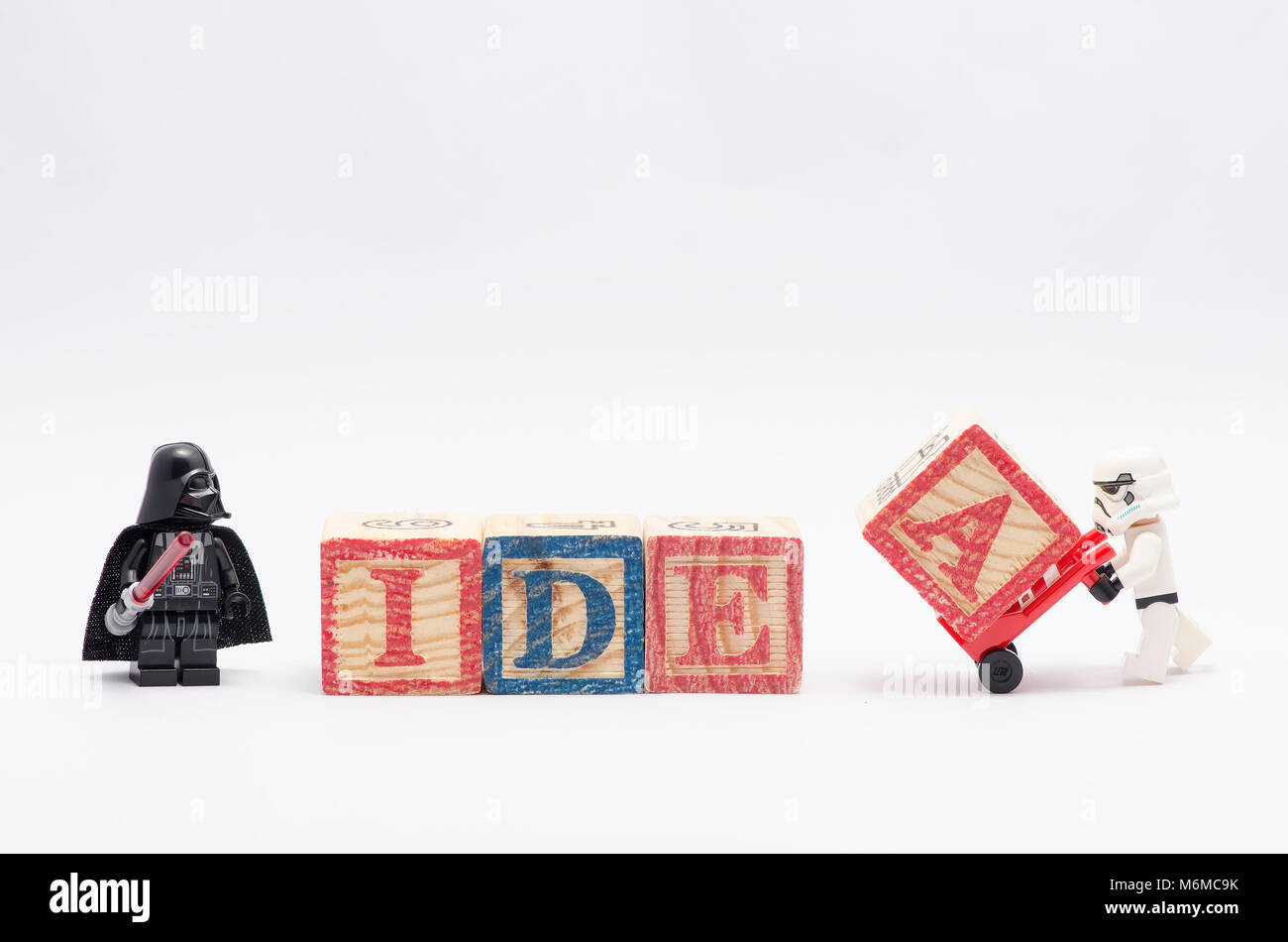Lego Darth Vader guardando storm trooper parola di assemblaggio idea utilizzando alfabeti colorati blocco. isolato su bianco abckground. Foto Stock