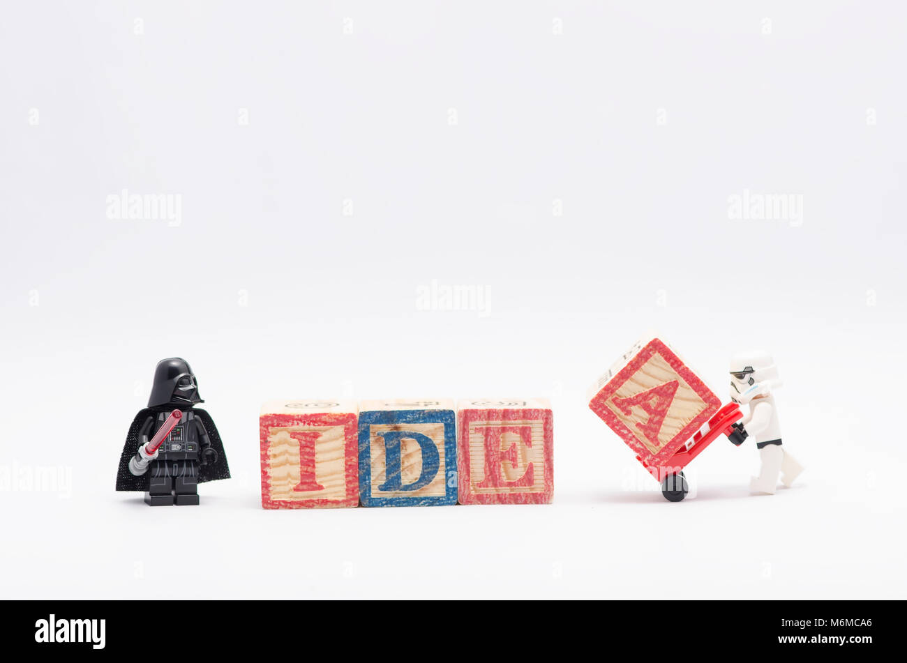 Lego Darth Vader guardando storm trooper parola di assemblaggio idea utilizzando alfabeti colorati blocco. isolato su bianco abckground. Foto Stock