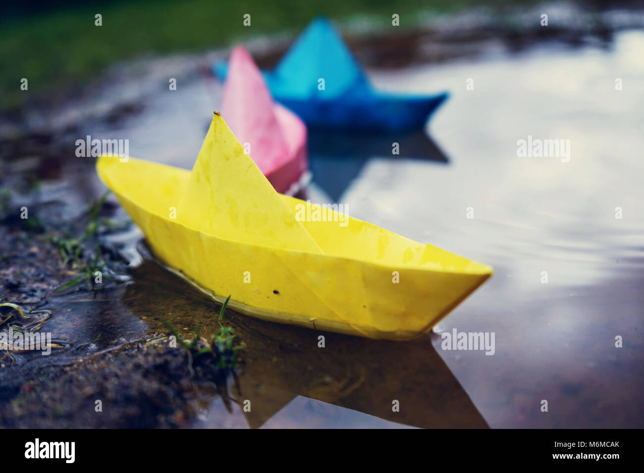 Carta a colori barche in un giorno di pioggia Foto Stock