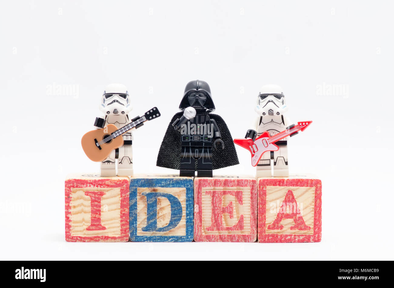 Lego Darth Vader e Storm Trooper cantando sulla parte superiore della parola idea, isolati su sfondo bianco. Foto Stock