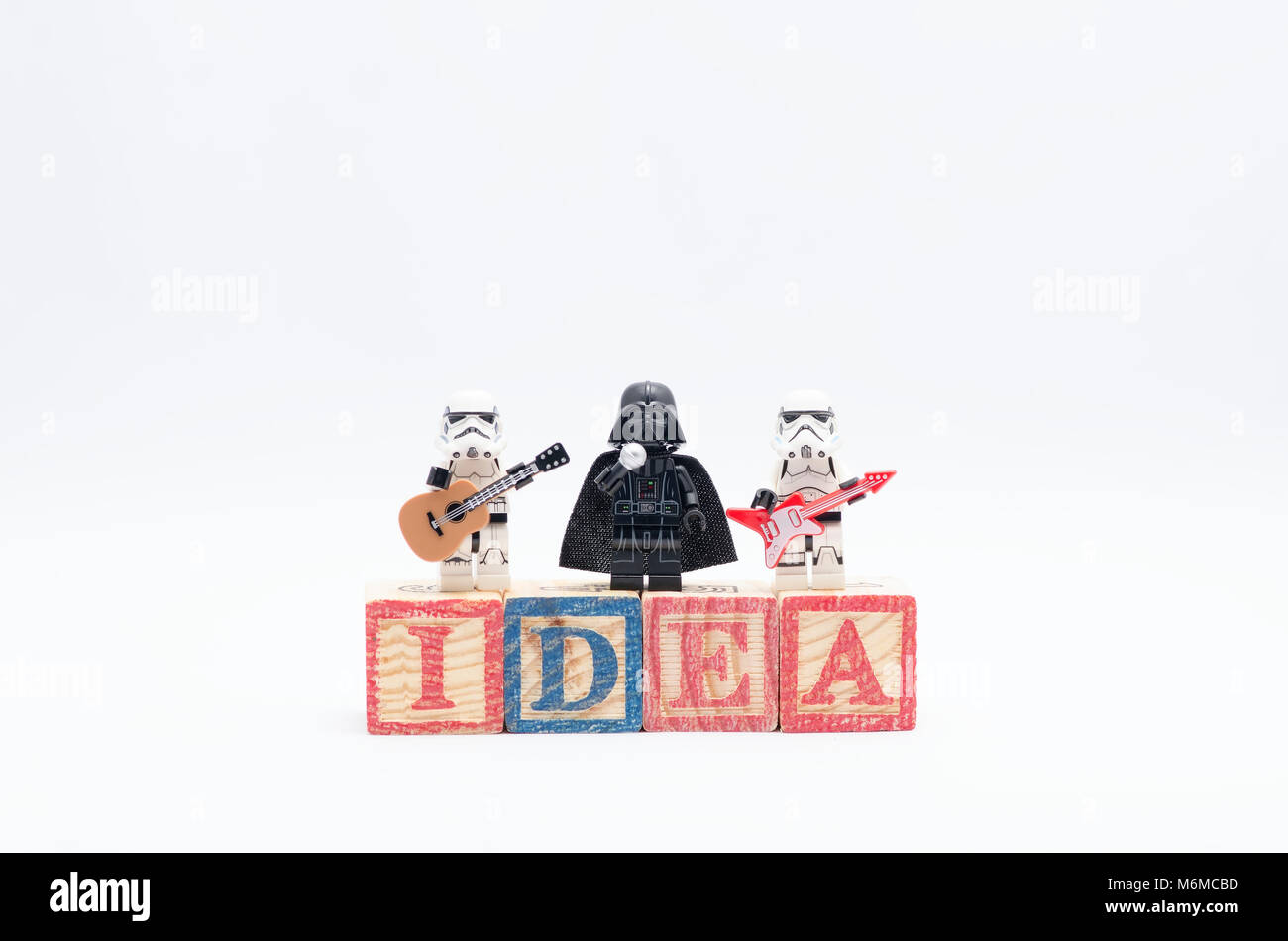 Lego Darth Vader e Storm Trooper cantando sulla parte superiore della parola idea, isolati su sfondo bianco. Foto Stock