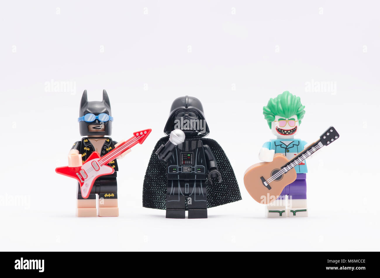 Lego Batman e joker in possesso di una chitarra con Darth Vader canto. isolato su sfondo bianco. Foto Stock