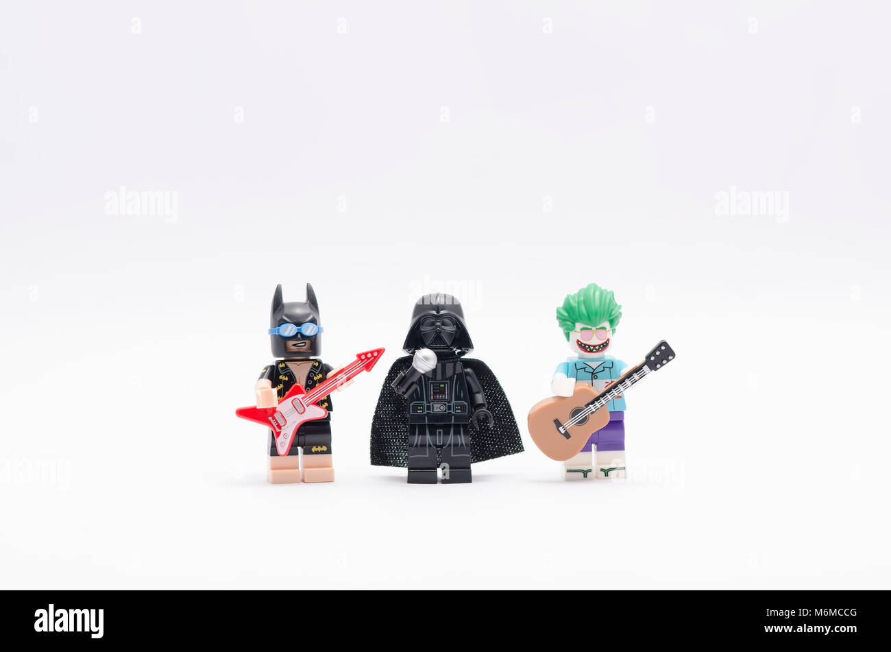 Lego Batman e joker in possesso di una chitarra con Darth Vader canto. isolato su sfondo bianco. Foto Stock