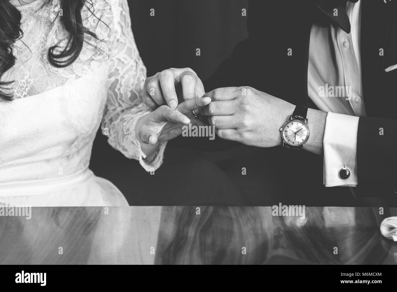 Dettaglio delle mani con anelli di nozze exchange, durante un matrimonio Foto Stock