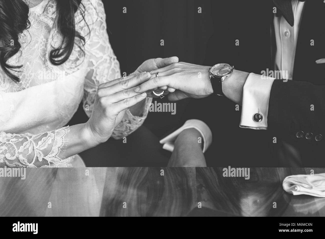 Dettaglio delle mani con anelli di nozze exchange, durante un matrimonio Foto Stock