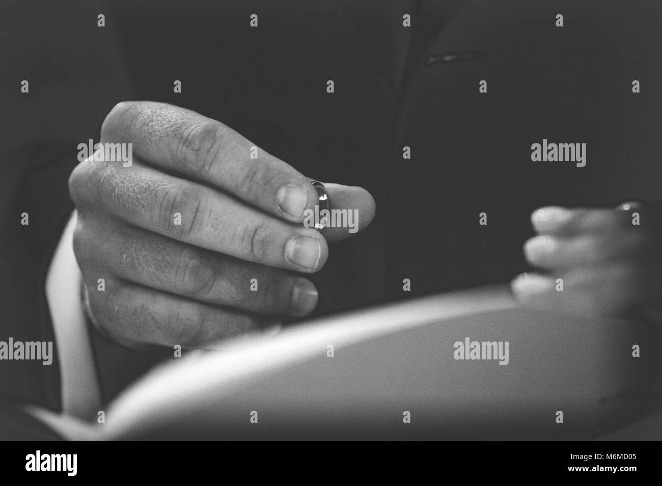 Dettaglio delle mani con anelli di nozze exchange, durante un matrimonio Foto Stock