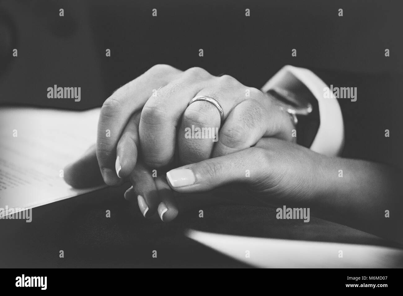 Dettaglio delle mani con anelli di nozze exchange, durante un matrimonio Foto Stock