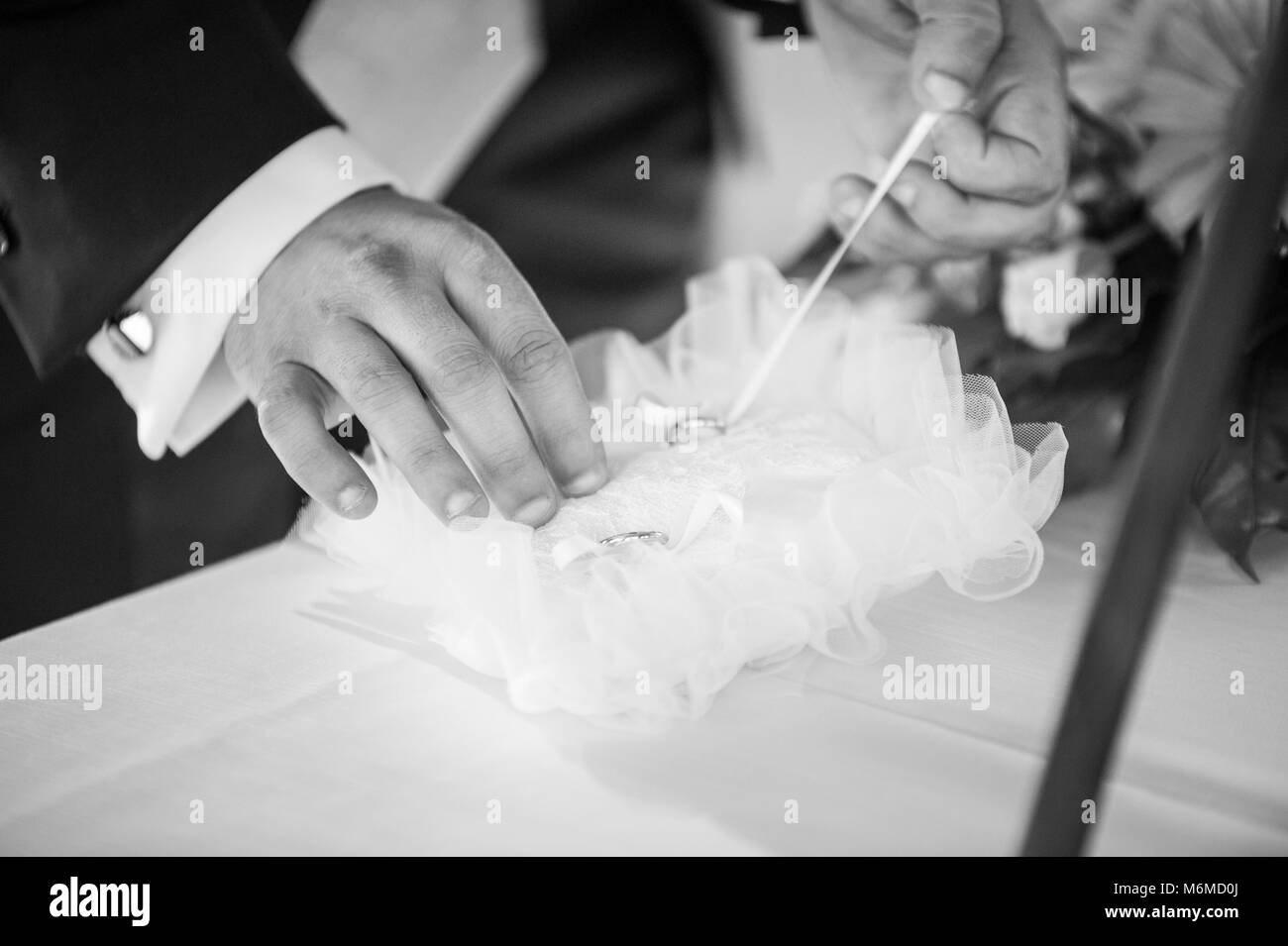 Dettaglio delle mani con anelli di nozze exchange, durante un matrimonio Foto Stock