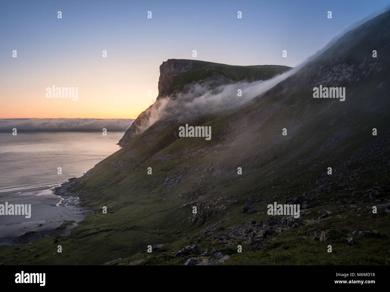 Paesaggio panoramico con spiaggia e montagna alla luminosa notte estiva in Isole Lofoten in Norvegia Foto Stock