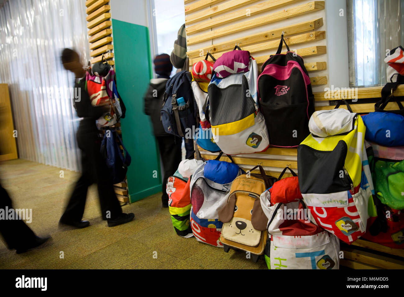 I bambini entrano in classe Foto Stock