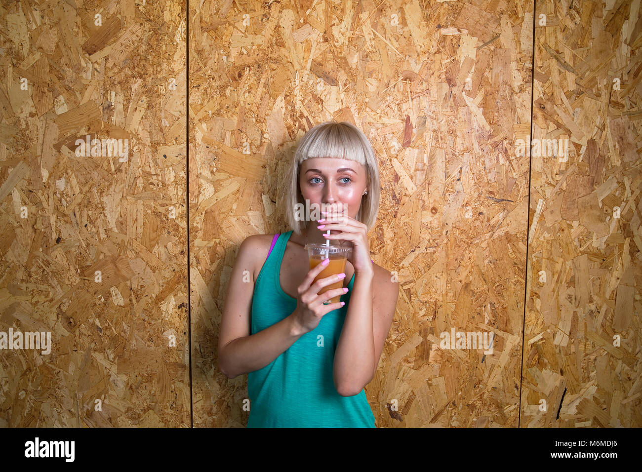 La donna caucasica di bere succo di frutta Foto Stock