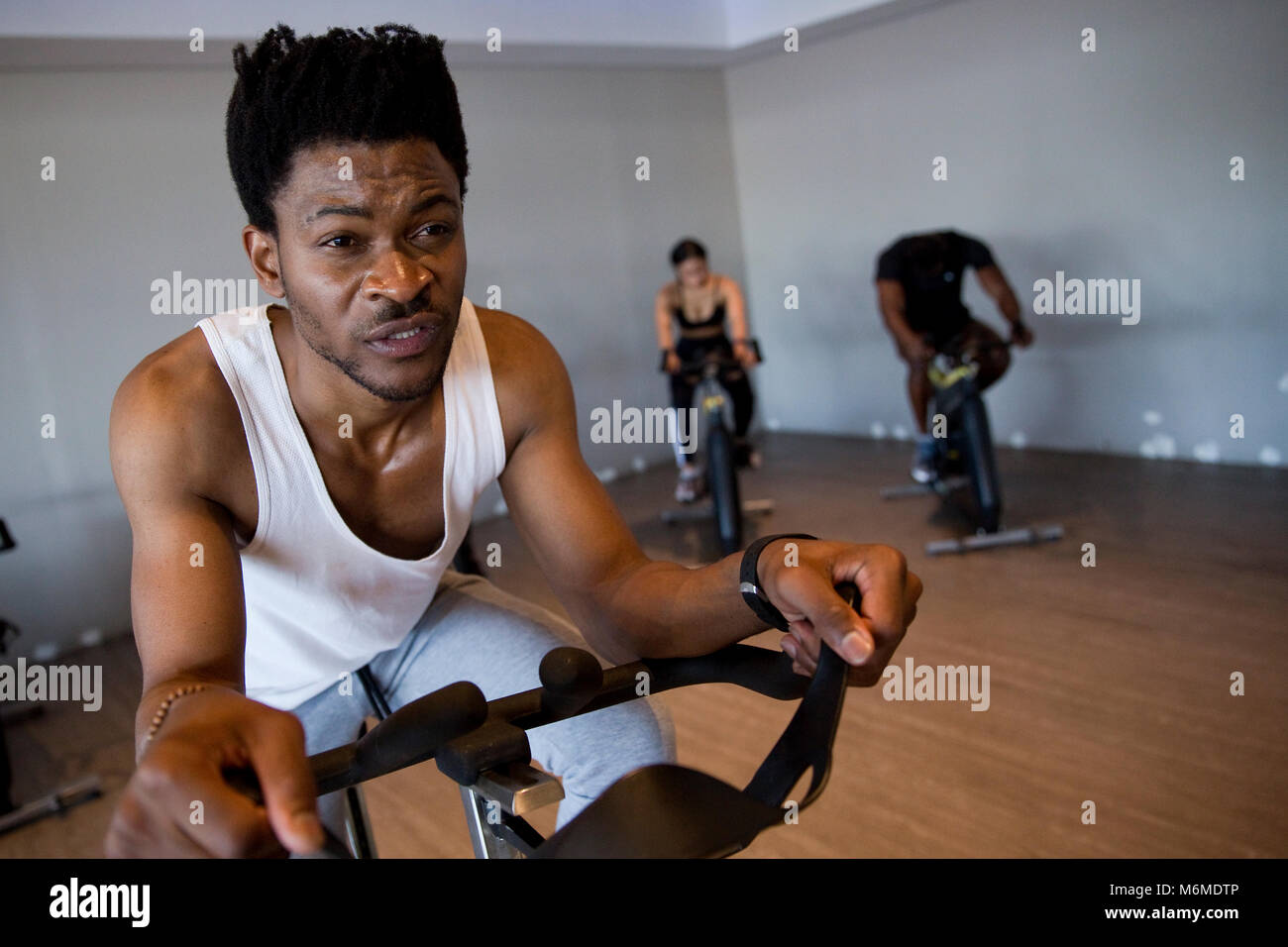 L'uomo africano che esercitano sulla bicicletta stazionaria Foto Stock